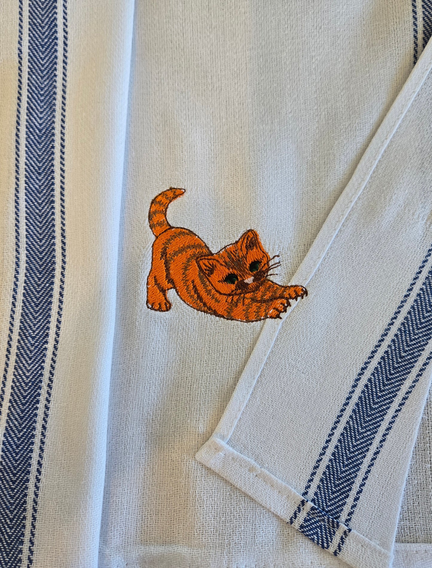 Watch Your Counters! The Playing Cat "Pet Thief" Tea Towel